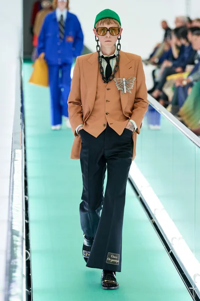 Look 18